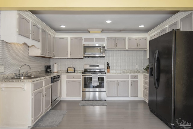 kitchen featuring tasteful backsplash, stainless steel appliances, dark wood-type flooring, and sink