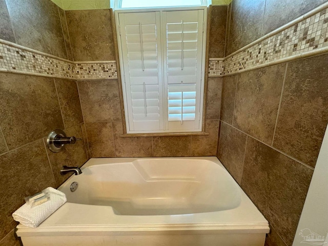 bathroom with tiled shower / bath