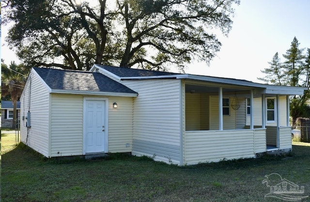 view of front of house with a front yard