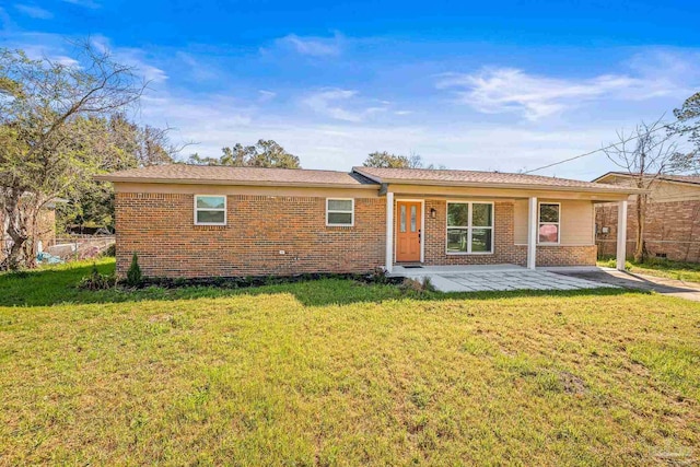 view of front of home featuring a patio area, a front yard, and brick siding