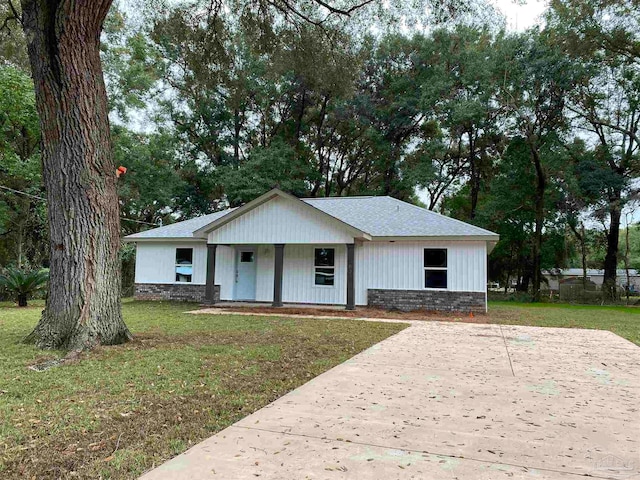 view of front of property with a front lawn