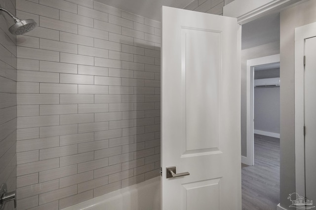 bathroom with tiled shower / bath combo