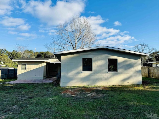 view of side of property featuring a lawn