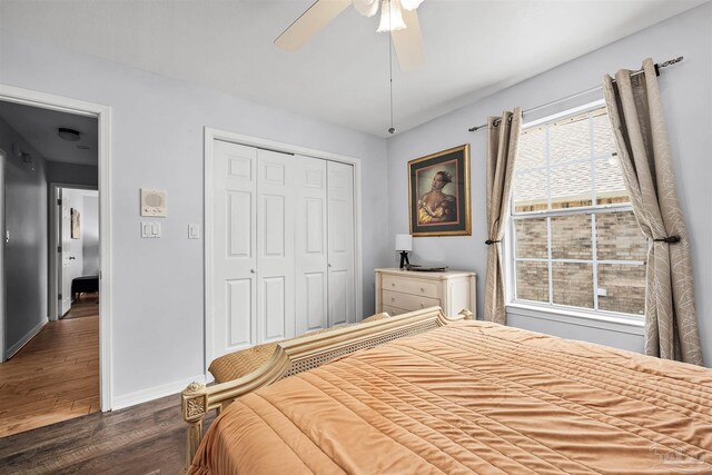 unfurnished bedroom featuring dark wood-type flooring, a closet, and ceiling fan