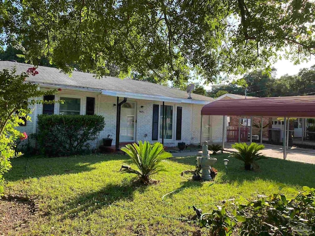 view of front of home with a carport and a front lawn