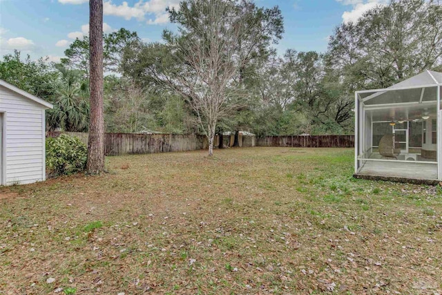 view of yard featuring an outdoor structure