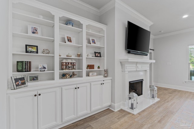 4726 Soundside Dr, Gulf Breeze, FL 32563 - living area with light wood finished floors, crown molding, a fireplace with raised hearth, baseboards, and recessed lighting
