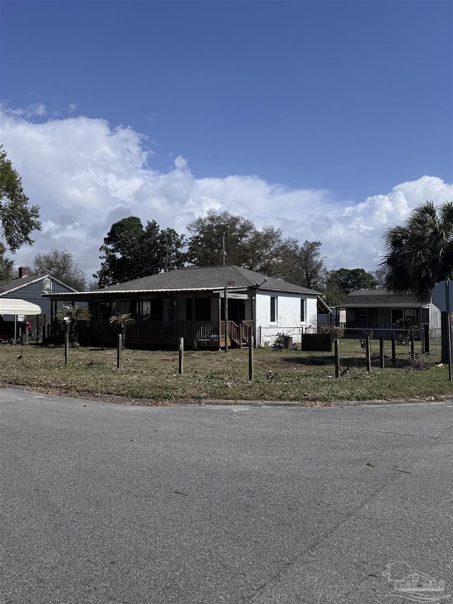 manufactured / mobile home featuring a fenced front yard