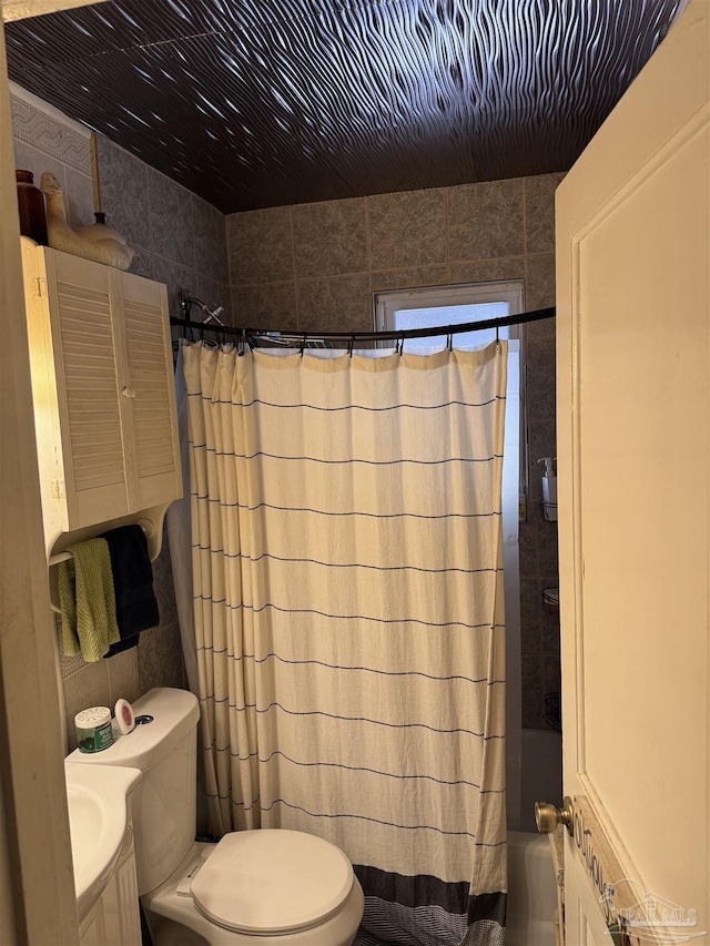 full bath with shower / bathtub combination with curtain and toilet