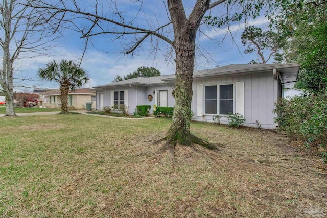 ranch-style house featuring a front yard