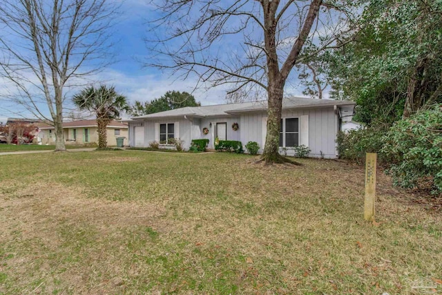 ranch-style house featuring a front yard