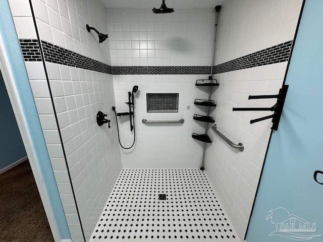 bathroom featuring tiled shower