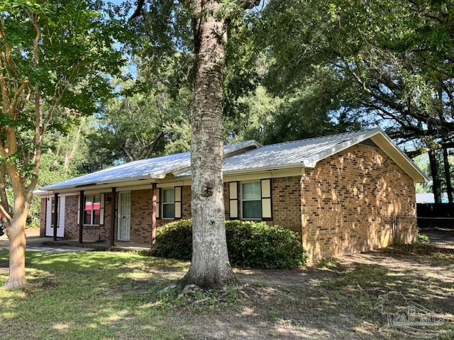 single story home featuring a front yard