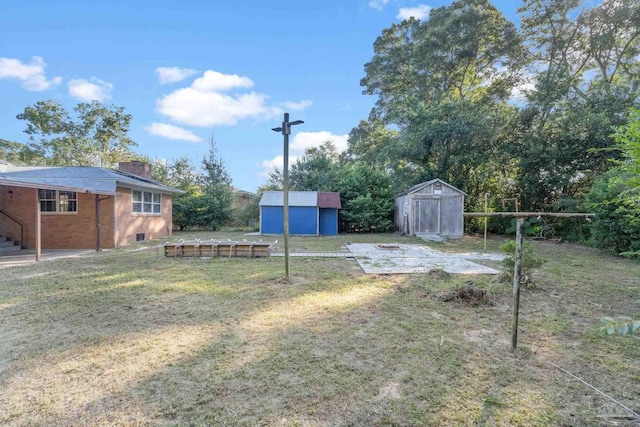 view of yard featuring a storage unit