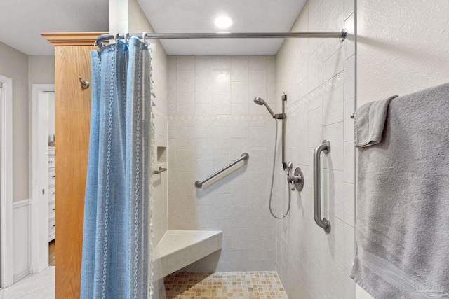 bathroom featuring a tile shower