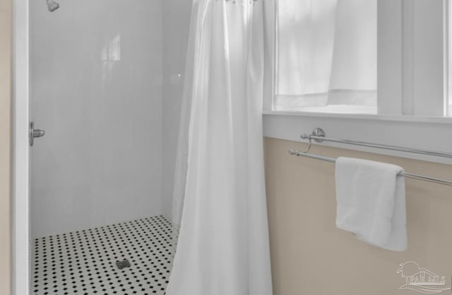 bathroom featuring a shower with shower curtain