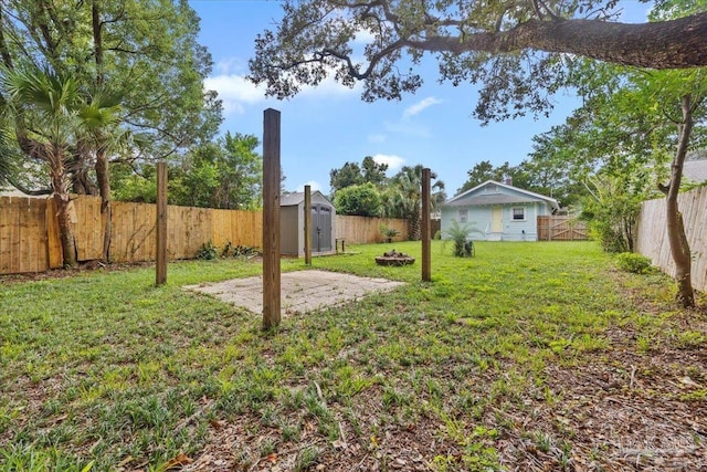 view of yard with a storage shed