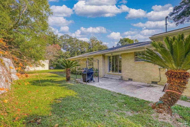 view of yard featuring a patio area