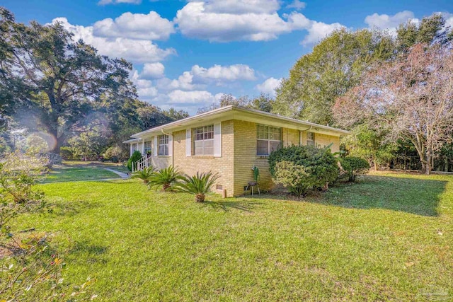 view of side of property featuring a lawn