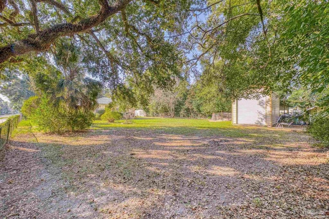 view of yard featuring a shed