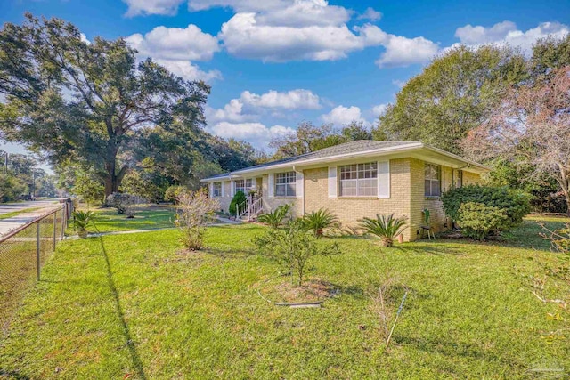 ranch-style house featuring a front yard