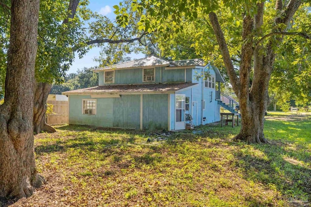 back of house featuring a lawn