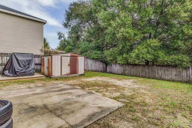 view of yard featuring a storage unit