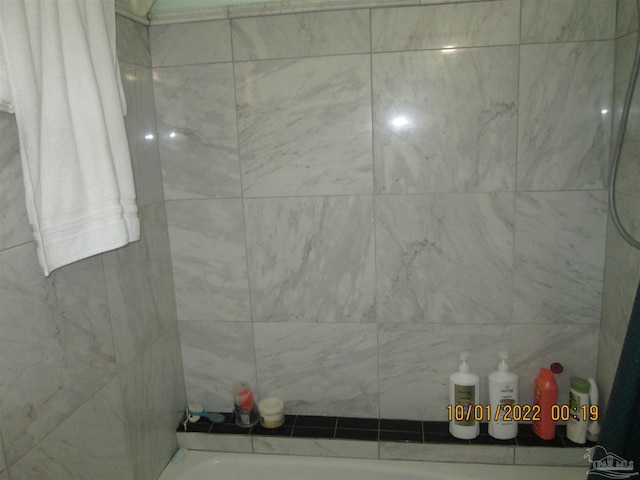 bathroom featuring tiled shower / bath