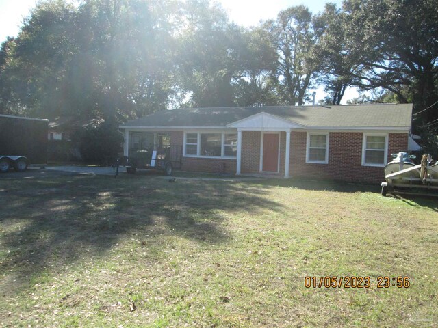 single story home featuring a front yard