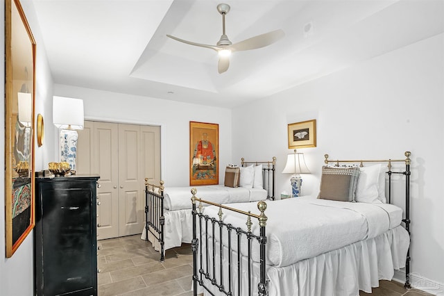 13335 Johnson Beach Rd Unit 1003, Pensacola, FL 32507 - bedroom featuring a tray ceiling, a closet, and ceiling fan