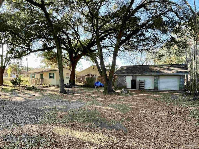 view of yard featuring a detached garage