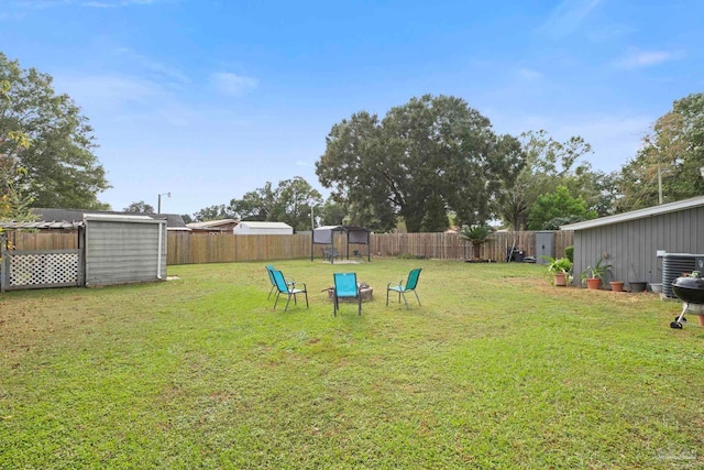 view of yard featuring a storage shed