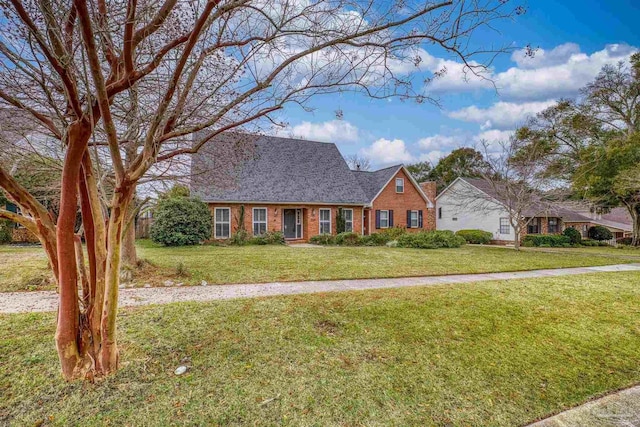 view of front of property featuring a front lawn