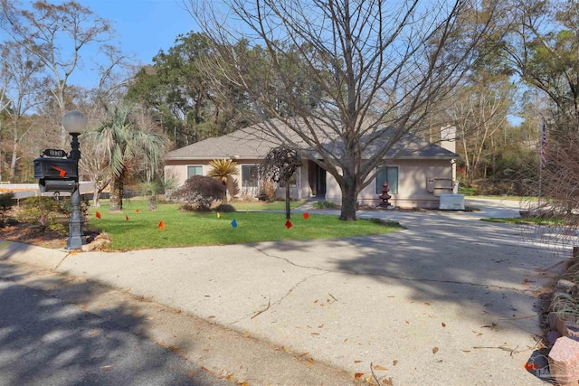 view of front of house with a front lawn