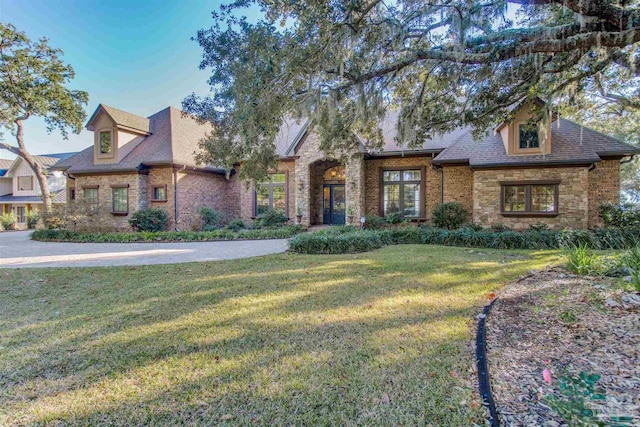 view of front of home featuring a front yard