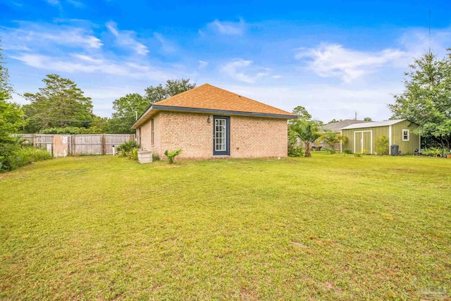 view of yard with an outbuilding