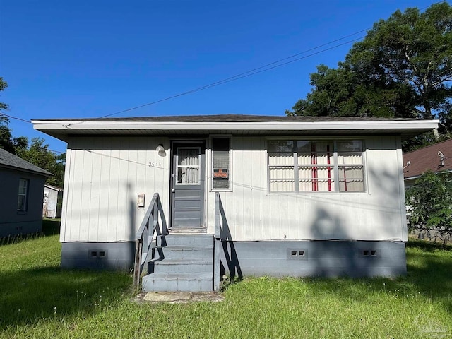 view of front of house featuring a front lawn