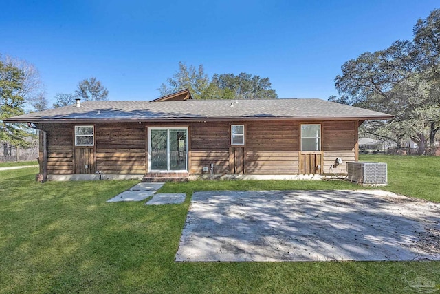 back of house featuring a lawn