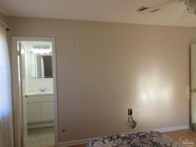 laundry room featuring visible vents, a sink, and baseboards