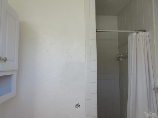 full bath featuring tiled shower