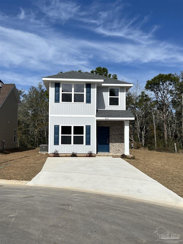 view of front facade featuring a front lawn