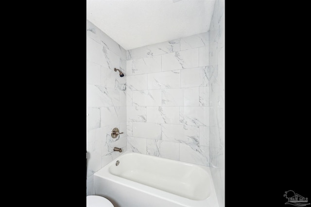 bathroom featuring tiled shower / bath