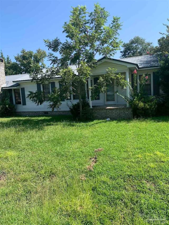 view of front of house featuring a front yard