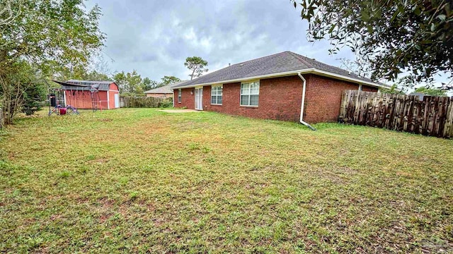 view of yard featuring a storage shed