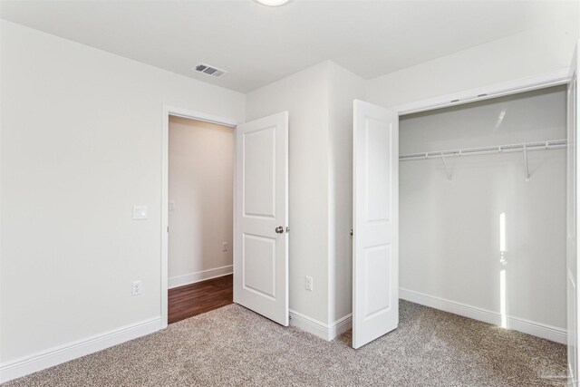 carpeted spare room featuring a textured ceiling, ceiling fan with notable chandelier, and a raised ceiling