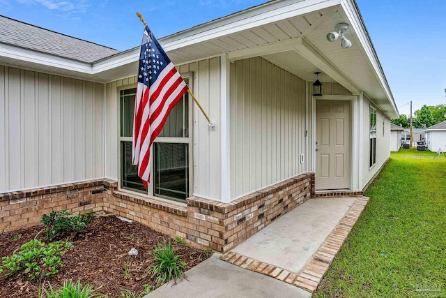 entrance to property featuring a yard