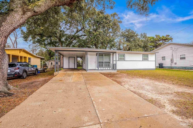 view of front facade with driveway and a carport