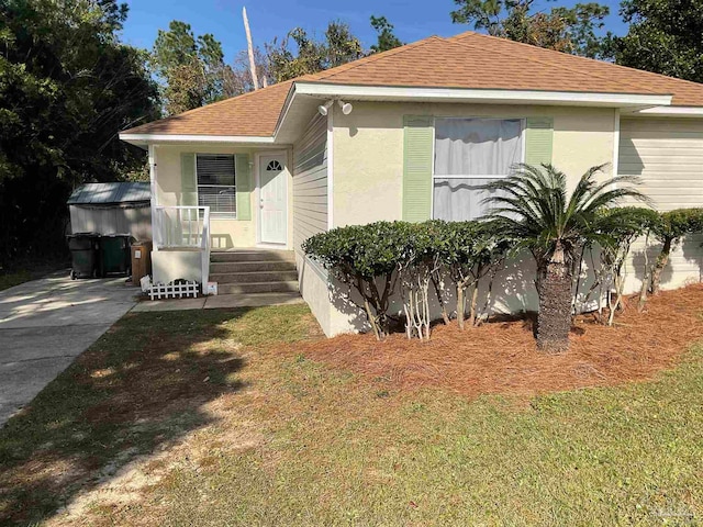 bungalow-style house featuring a front yard
