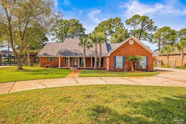 view of front of property featuring a front yard