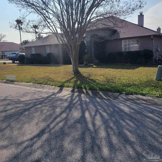 view of front of home featuring a front lawn